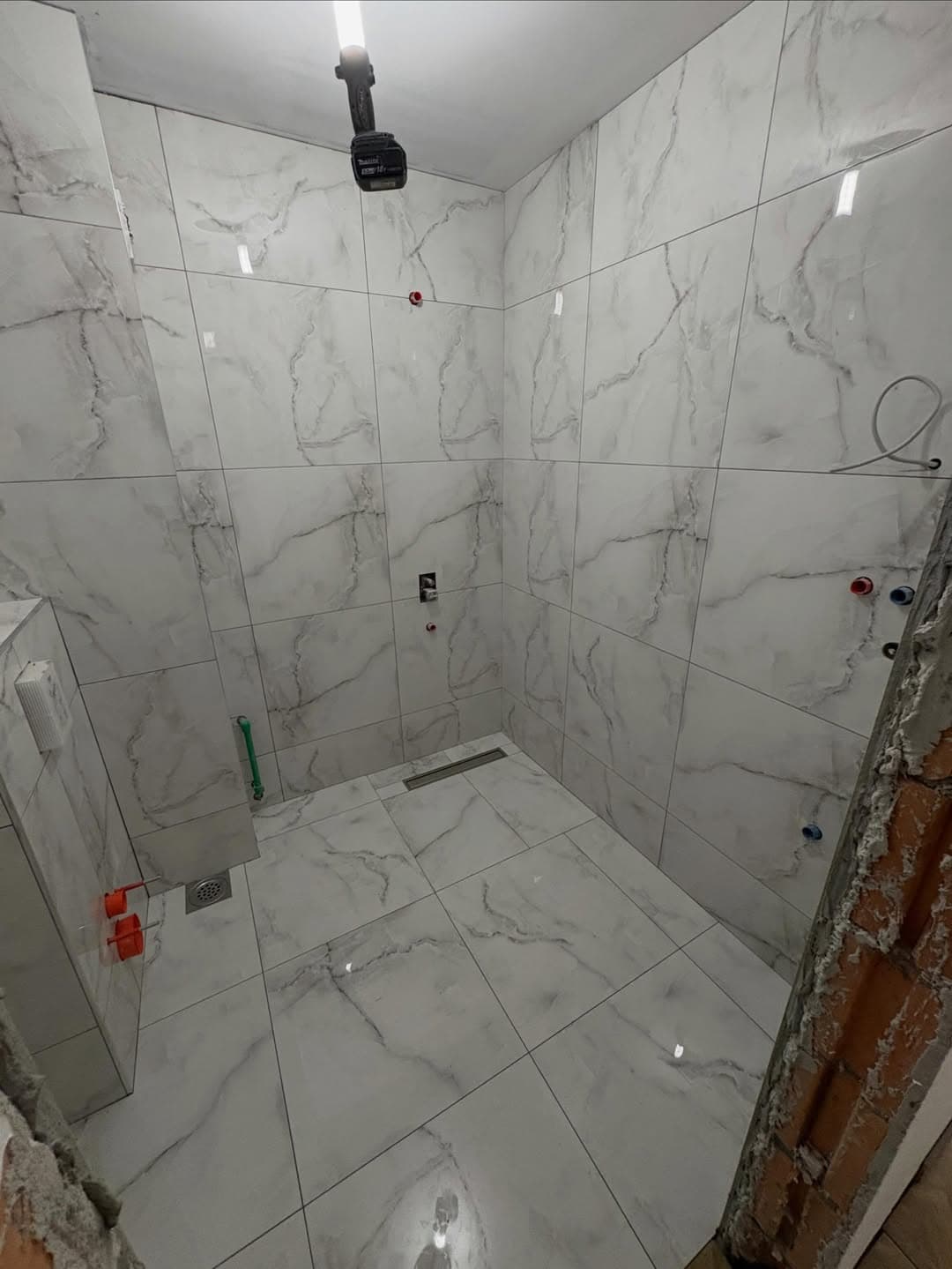 Detalj ugla u kupatilu sa Calacatta keramikom